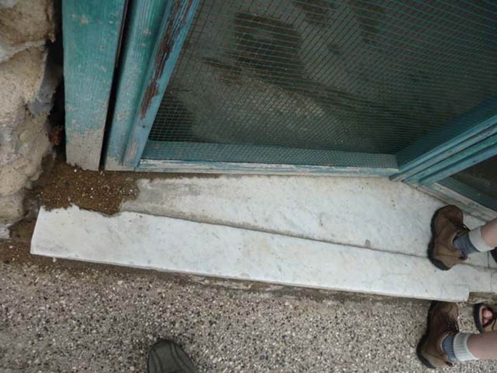 Herculaneum, September 2015. Sacred Area terrace, threshold of doorway to the shrine of Venus. The floor of the shrine was a white mosaic bordered by a black band.